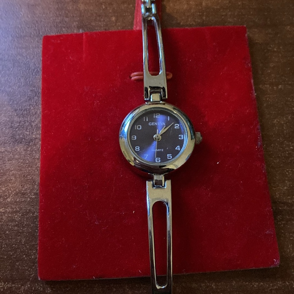 Elegant Silver Watch with Black Dial Vintage Geneva